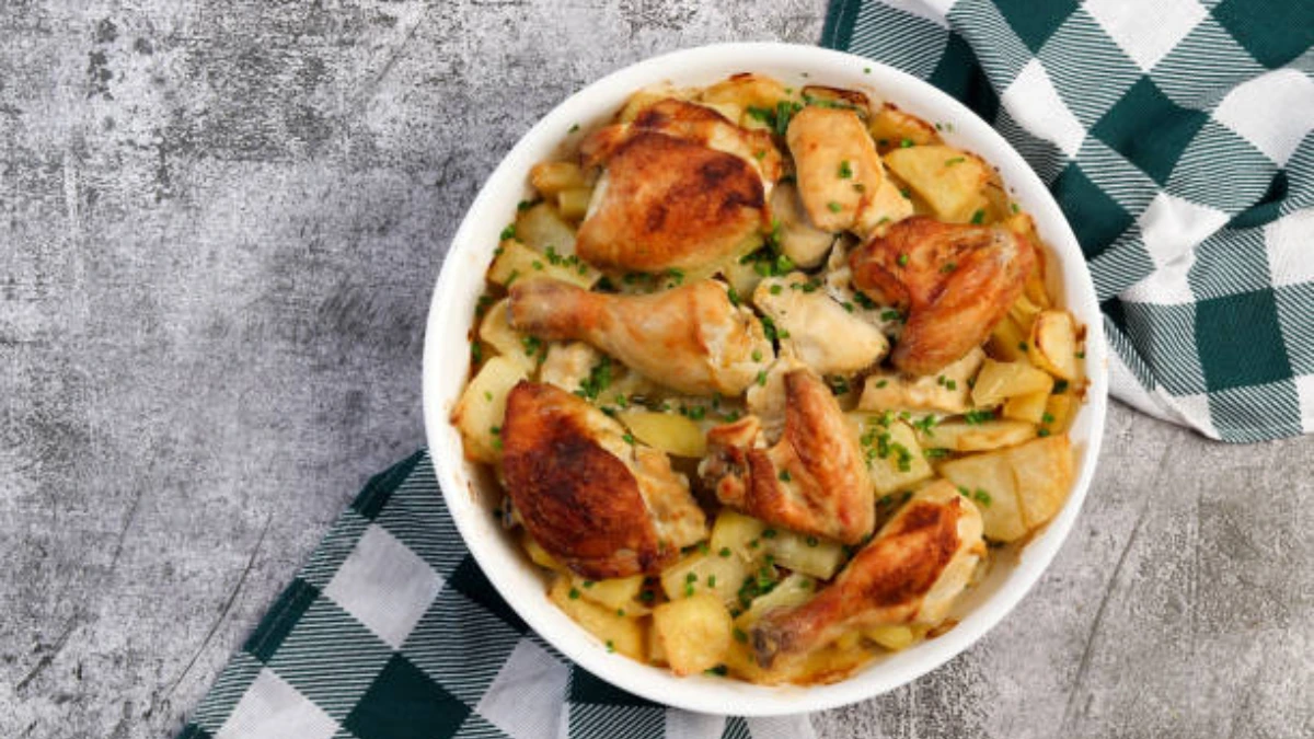 7 delicious leftover rotisserie chicken casserole recipes, featuring a variety of comforting dishes like cheesy chicken alfredo, chicken pot pie, and buffalo chicken casseroles.